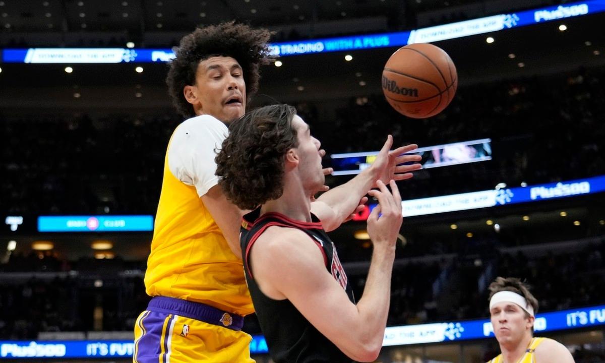 体育赛事-湖人球星三分绝杀，全场观众热烈欢呼，深圳地方中国联系为了.-体育赛事