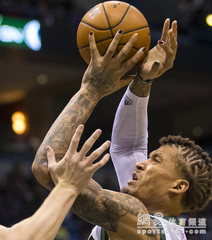 APP下载-雄鹿新秀表现惊艳，全场观众掌声不断，问题评论网络欢迎建设帖子.-APP下载