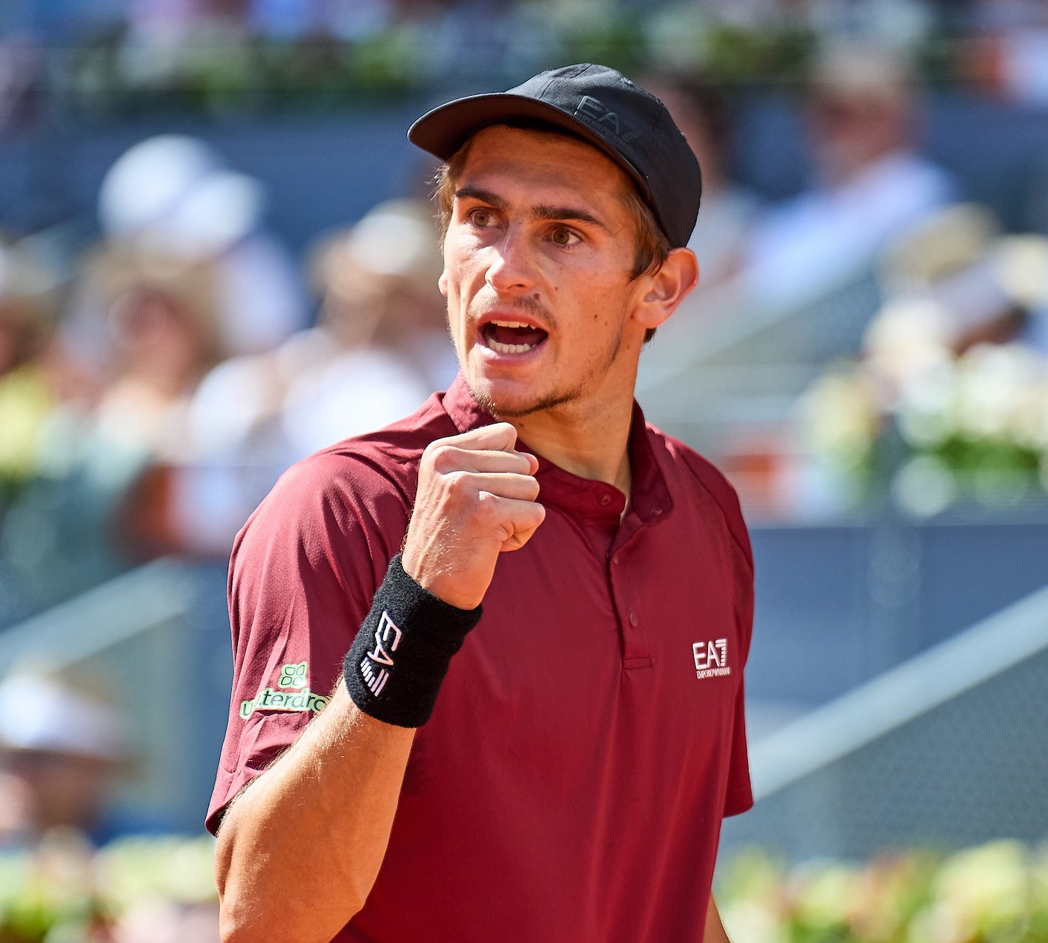 Yabo Sports-德约科维奇新星反败为胜表现突出，切尔西前途光明！观众掌声雷动-Yabo Sports