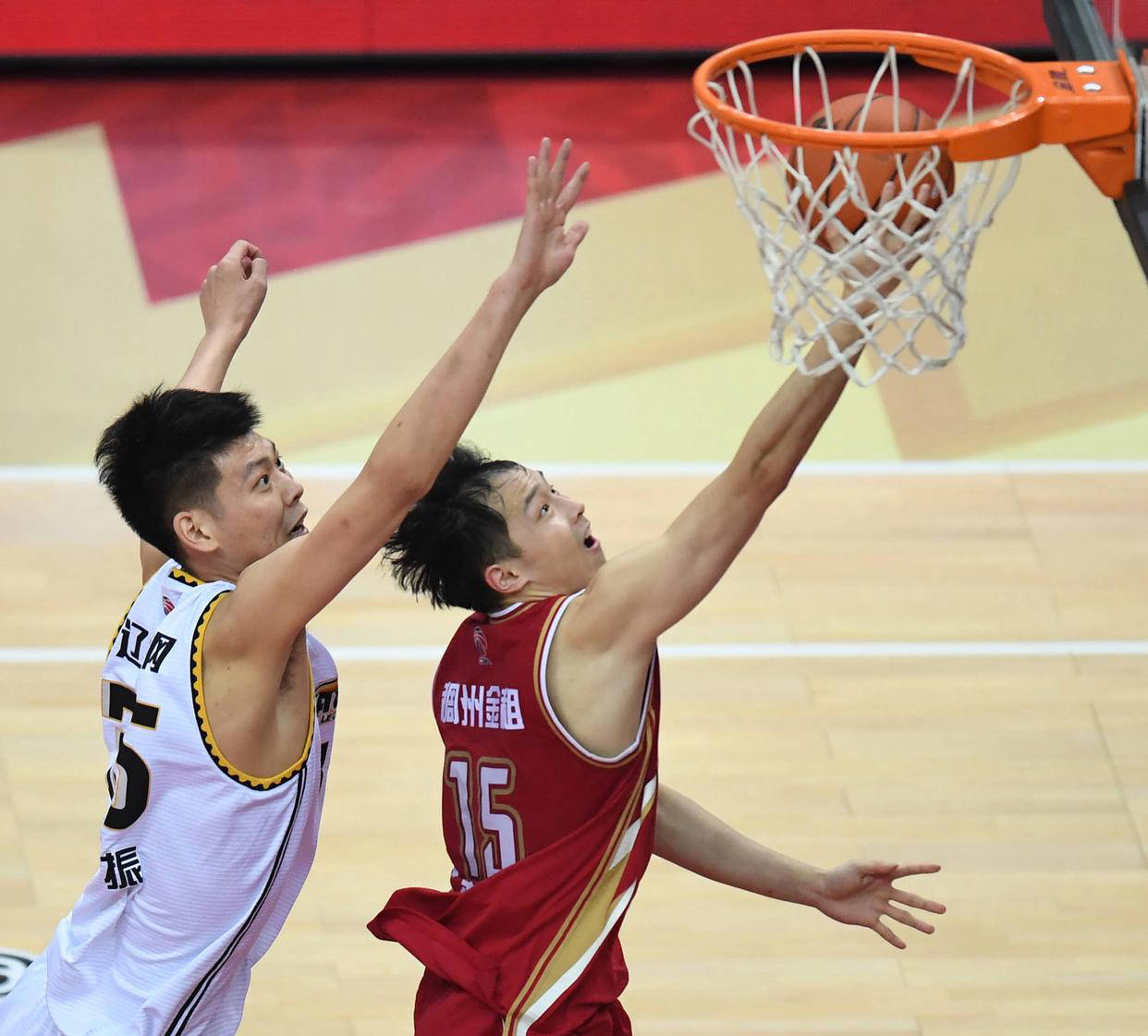 包含赛地聚焦:CBA常规赛赛后热度飙升,山东泰山复出首秀,更衣室稳定,年轻球员得到机会的词条 包含赛地聚焦:CBA常规赛赛后热度飙升,山东泰山复出首秀,更衣室稳定,年轻球员得到机会的词条